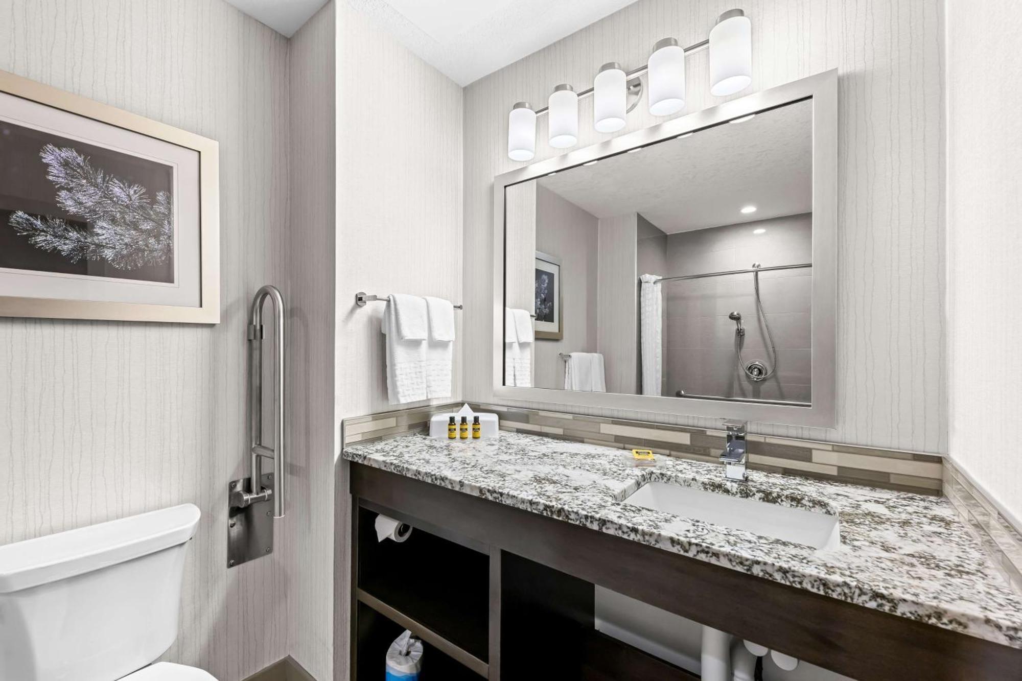 Best Western Plus Airdrie Gateway Bagian luar foto