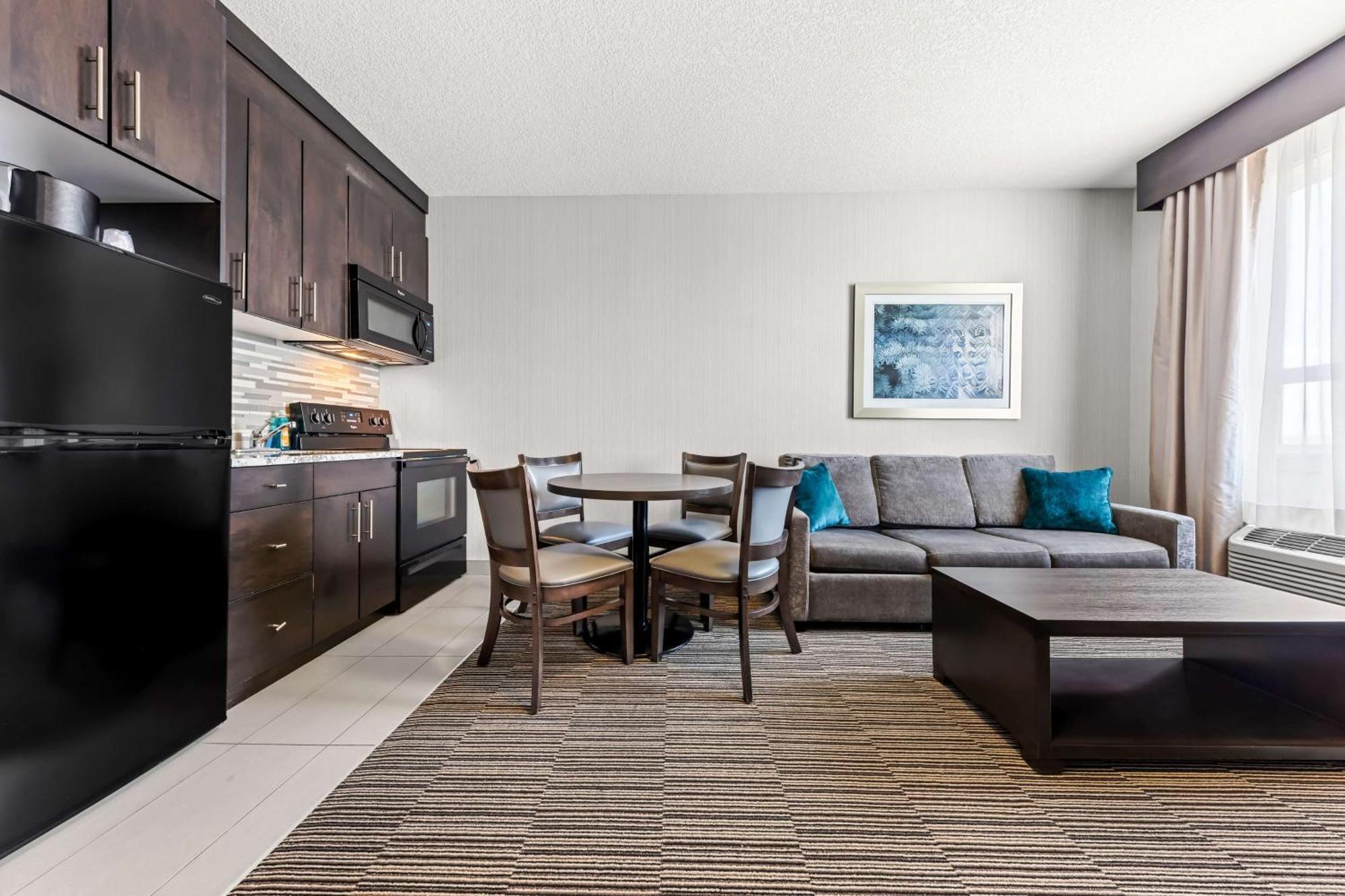Best Western Plus Airdrie Gateway Bagian luar foto