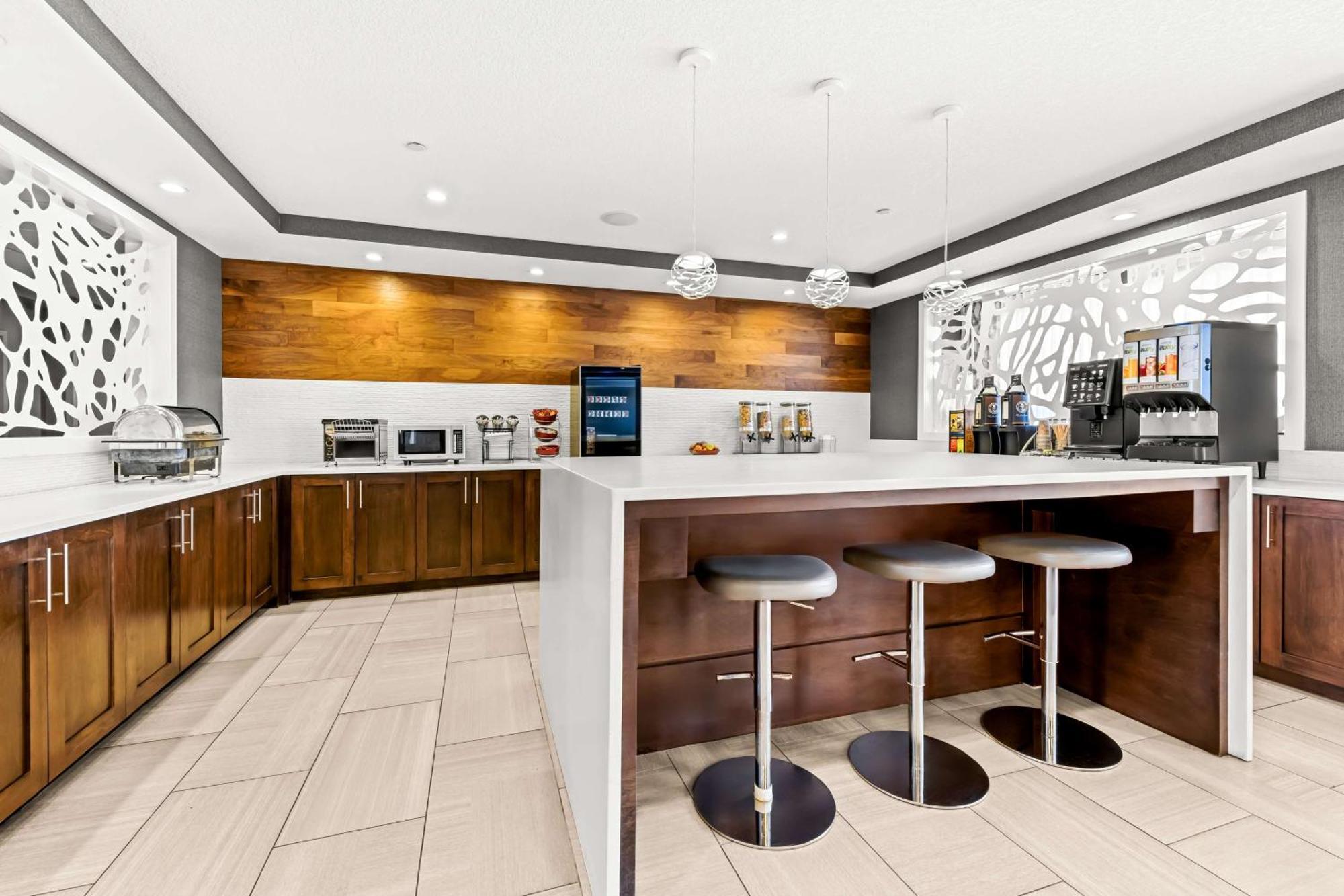 Best Western Plus Airdrie Gateway Bagian luar foto